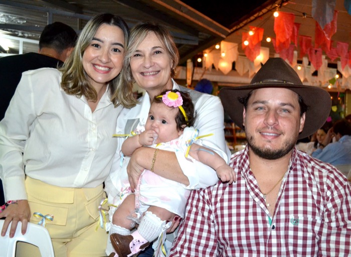 Débora, Cláudia, Selena e Lauan de Aquino